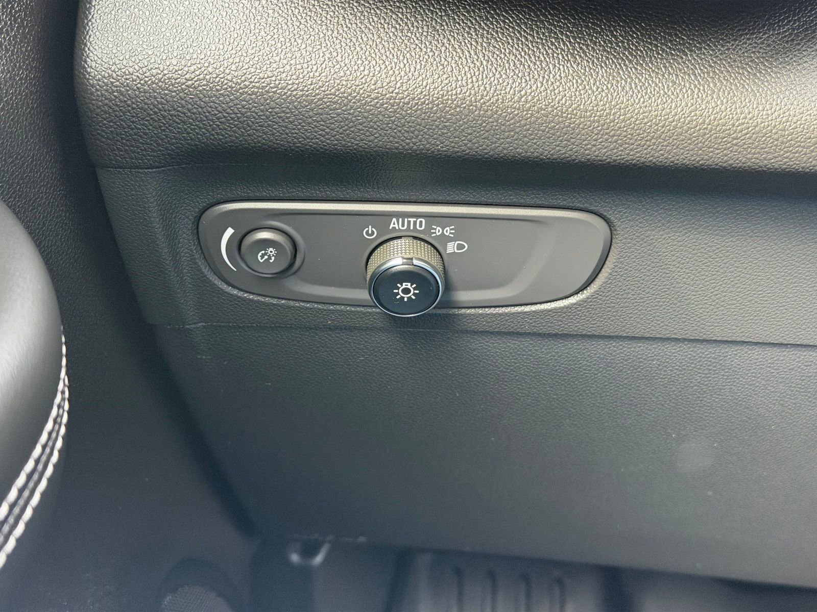 Used 2023 Buick Envision Essence image 12