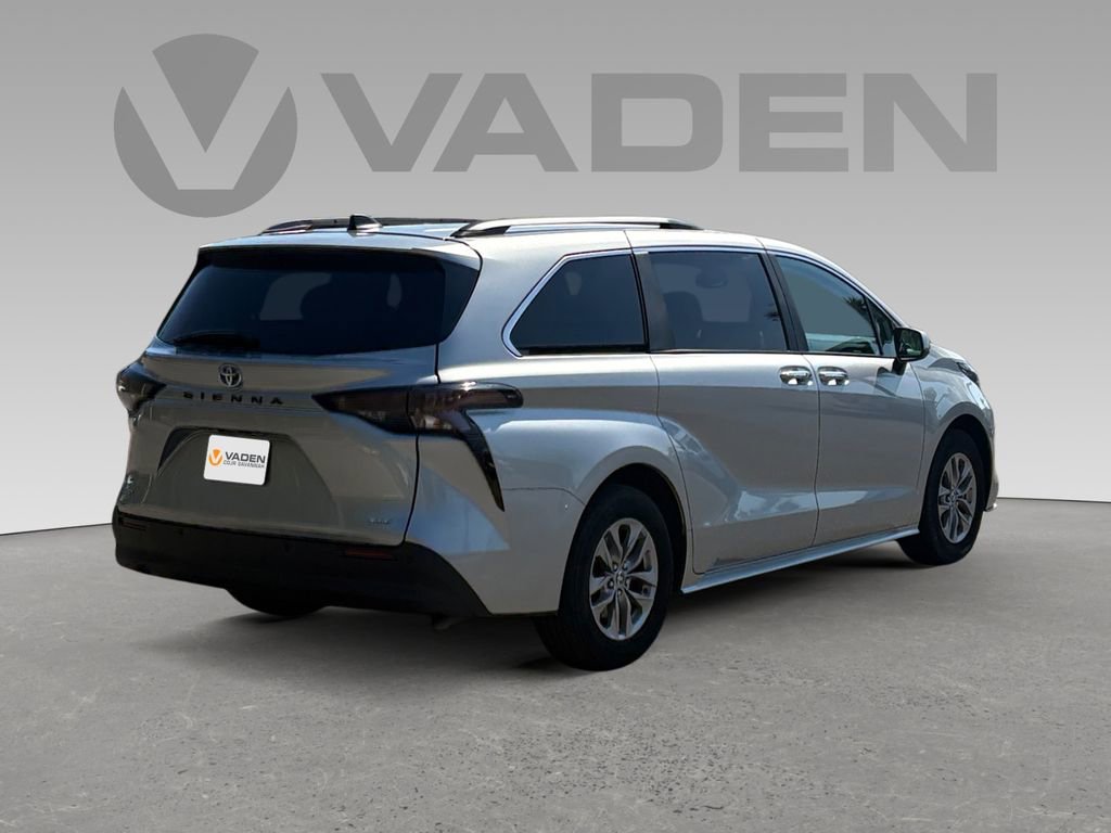 Used 2025 Toyota Sienna XLE image 21