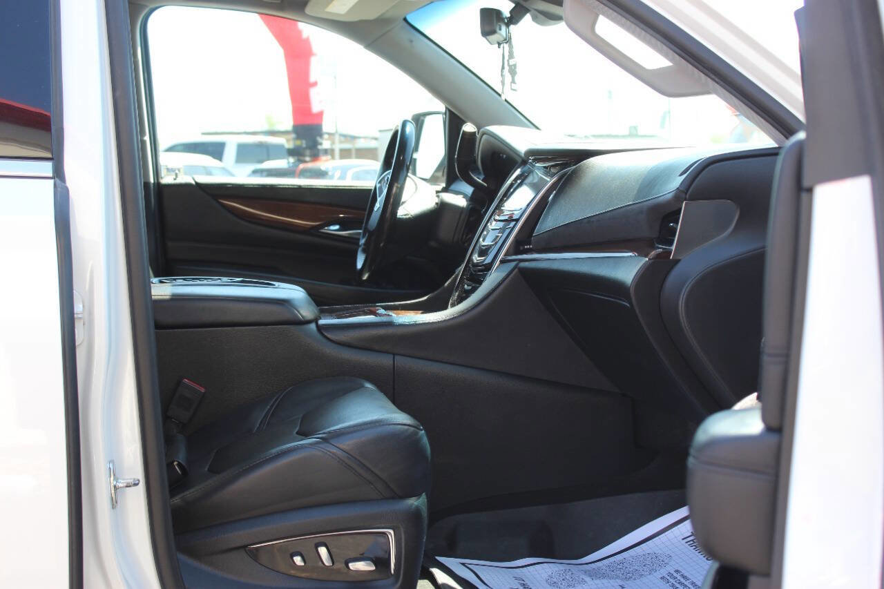 Used 2018 Cadillac Escalade ESV Luxury AWD/4WD image 8