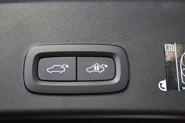 Used 2021 Volvo XC40 T5 R-Design image 7