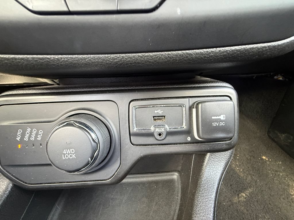 Used 2023 Jeep Renegade Latitude AWD/4WD image 33