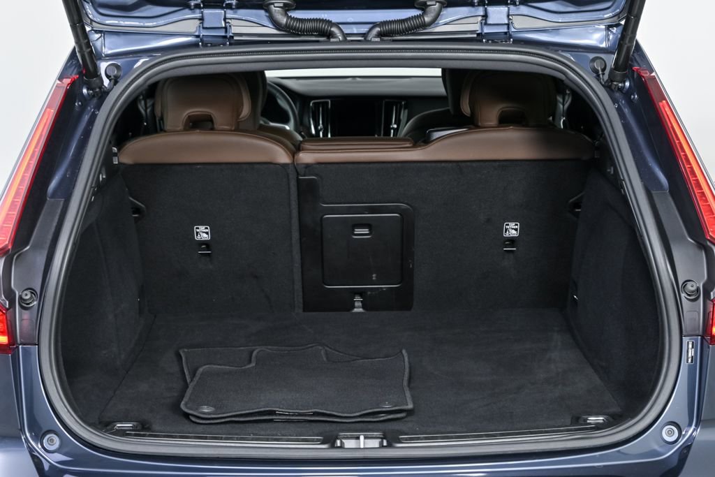 Used 2025 Volvo V60 B5 Cross Country Plus image 30