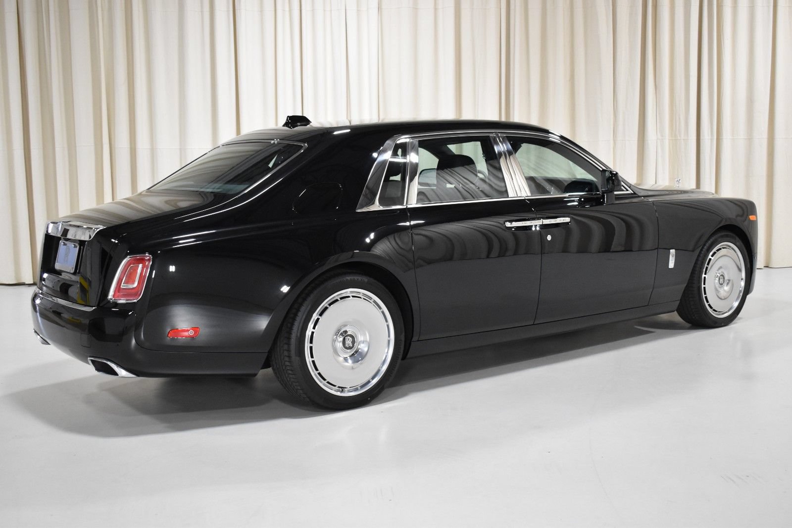 New 2027 Rolls-Royce Phantom Sedan RWD video 2
