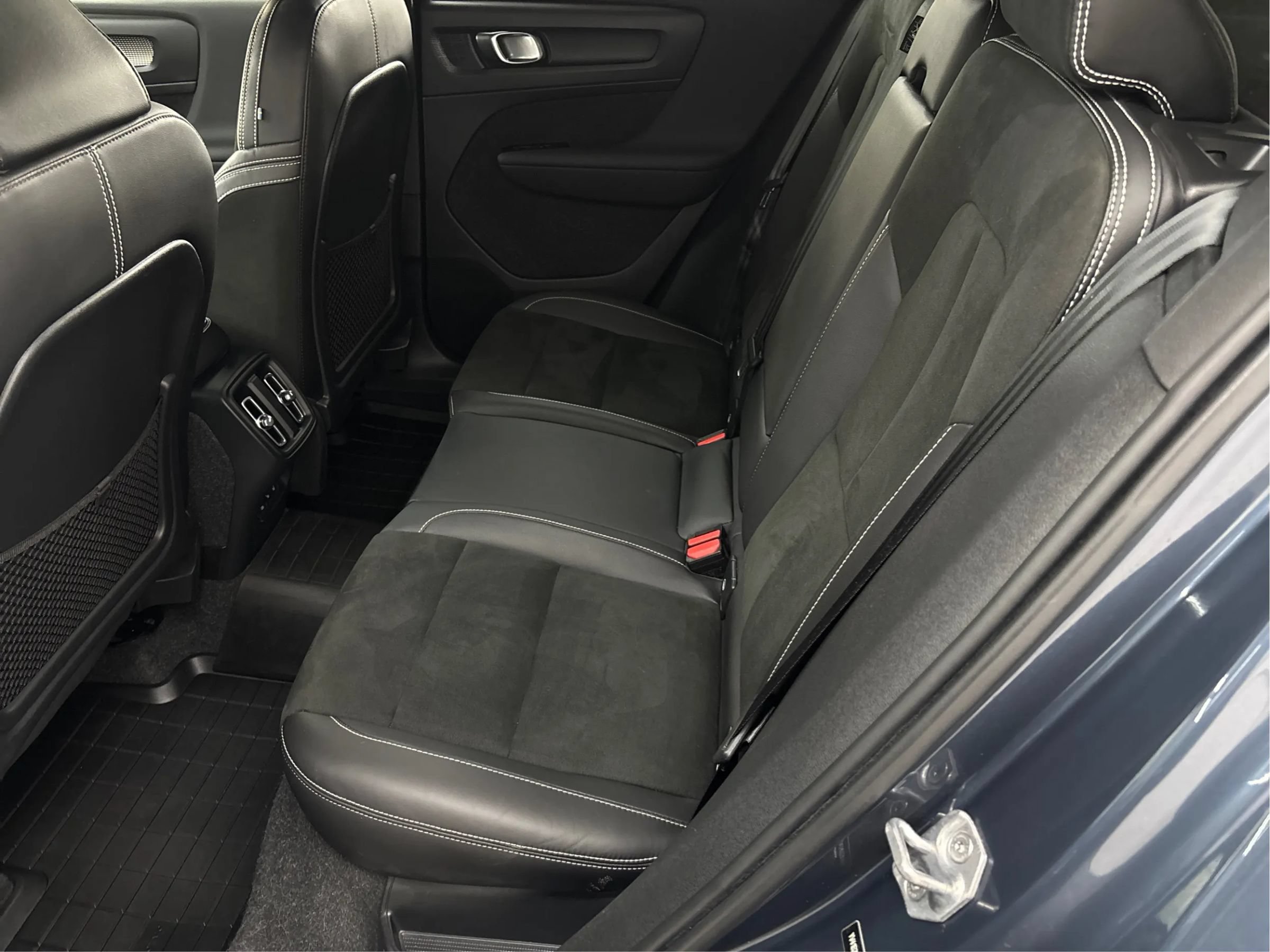 Used 2022 Volvo XC40 T5 R-Design w/ Advanced Package AWD/4WD image 14