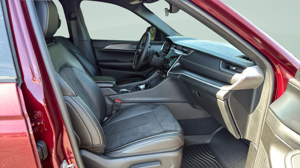 Used 2025 Jeep Grand Cherokee Altitude RWD image 19