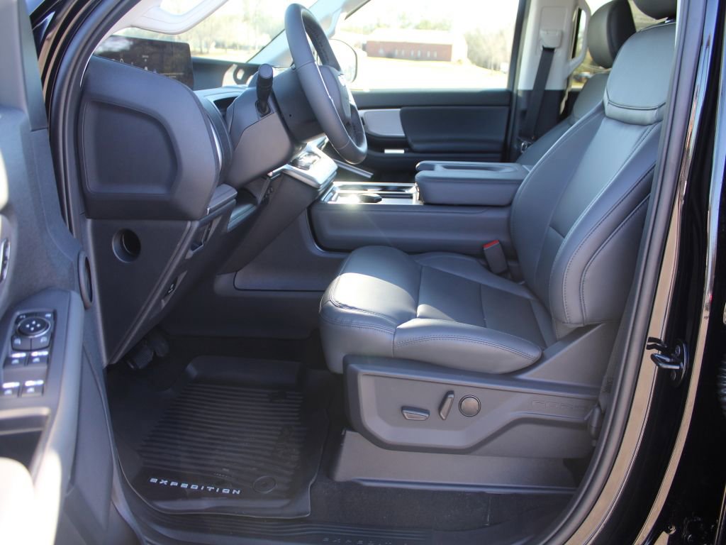 New 2026 Ford Expedition Active image 3