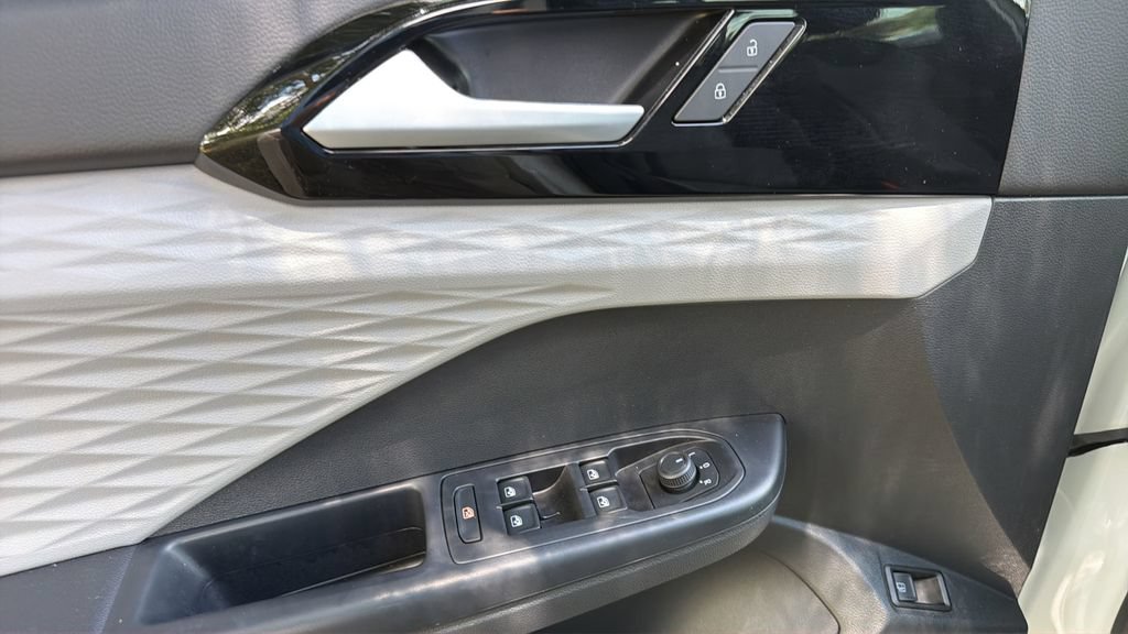 Certified 2023 Volkswagen Taos S FWD image 21