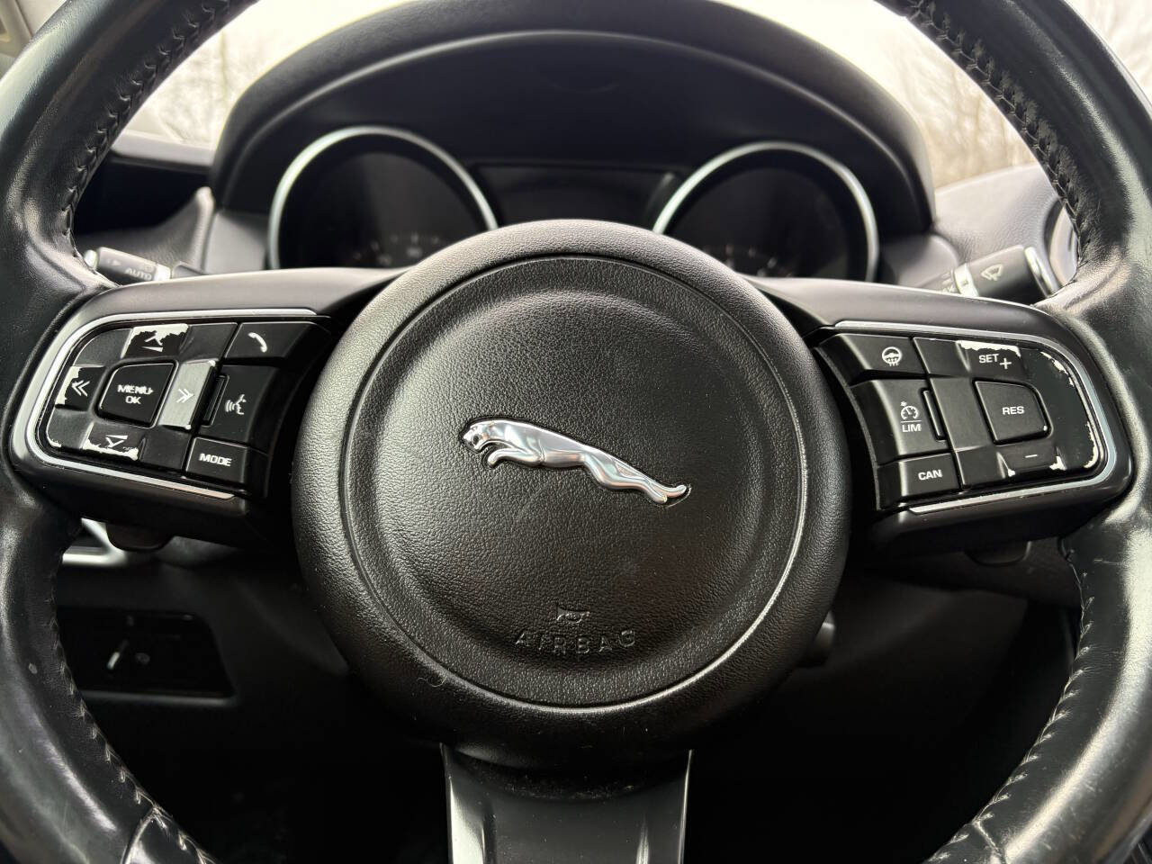 Used 2017 Jaguar XE Premium image 40