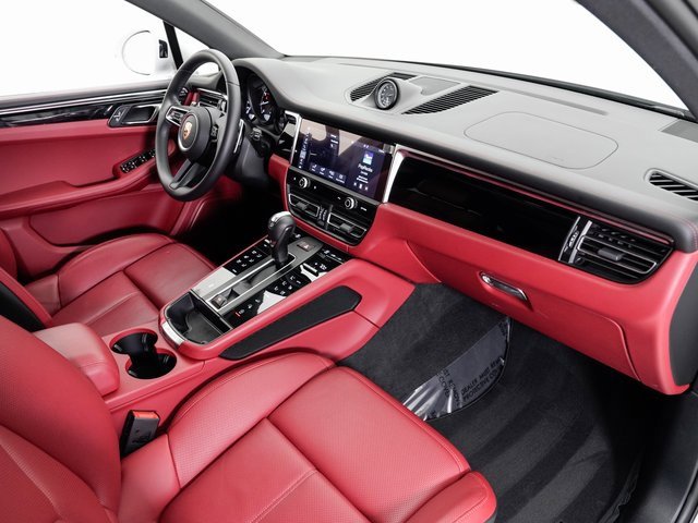Used 2025 Porsche Macan image 26