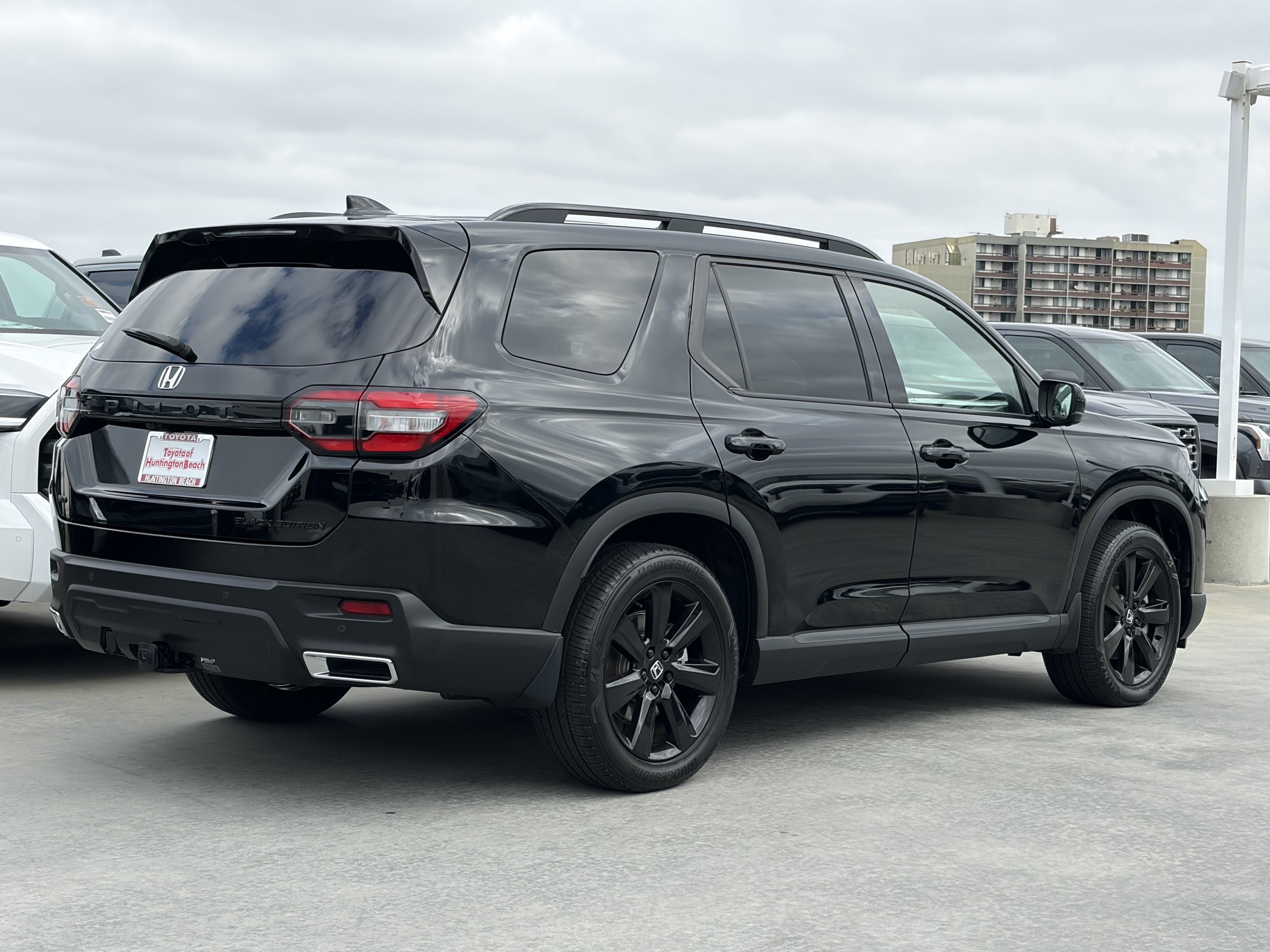 Used 2025 Honda Pilot Black Edition image 3