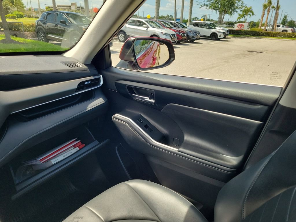 Used 2022 Toyota Highlander XLE AWD/4WD image 19