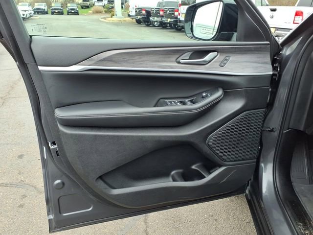 Used 2023 Jeep Grand Cherokee Limited w/ Black Appearance Package AWD/4WD image 17