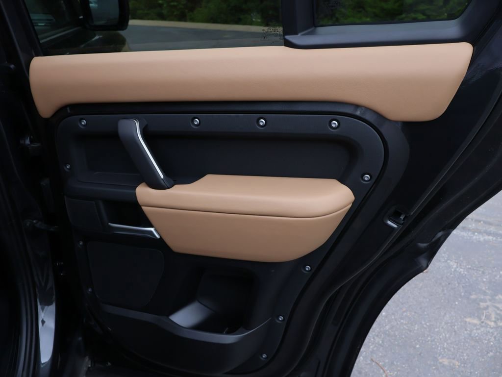 New 2026 Land Rover Defender 130 X-Dynamic SE AWD/4WD image 16