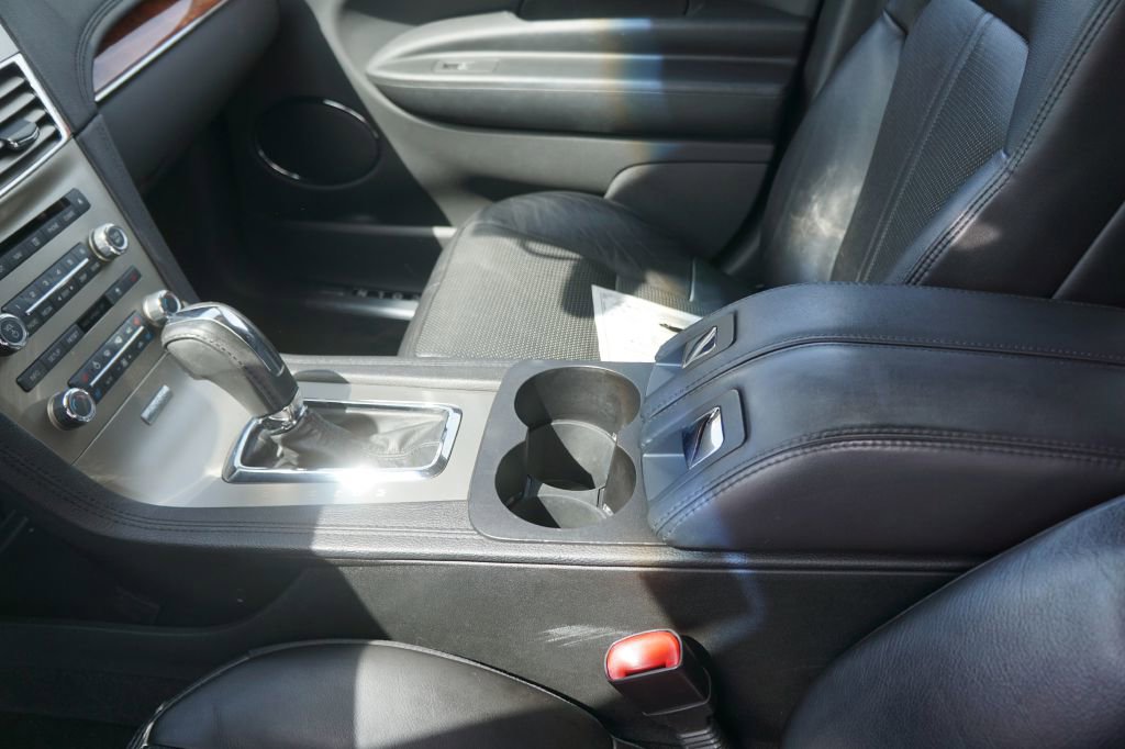 Used 2010 Lincoln MKT image 16