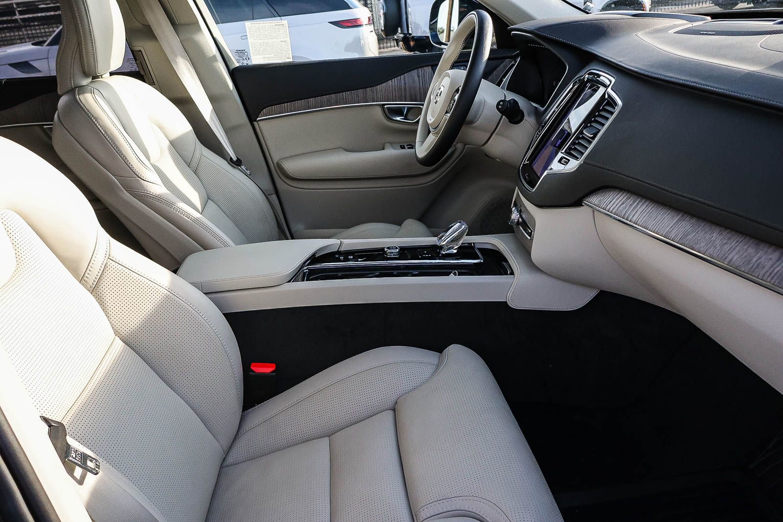 Used 2024 Volvo XC90 T8 Ultimate w/ Protection Package Premier image 18