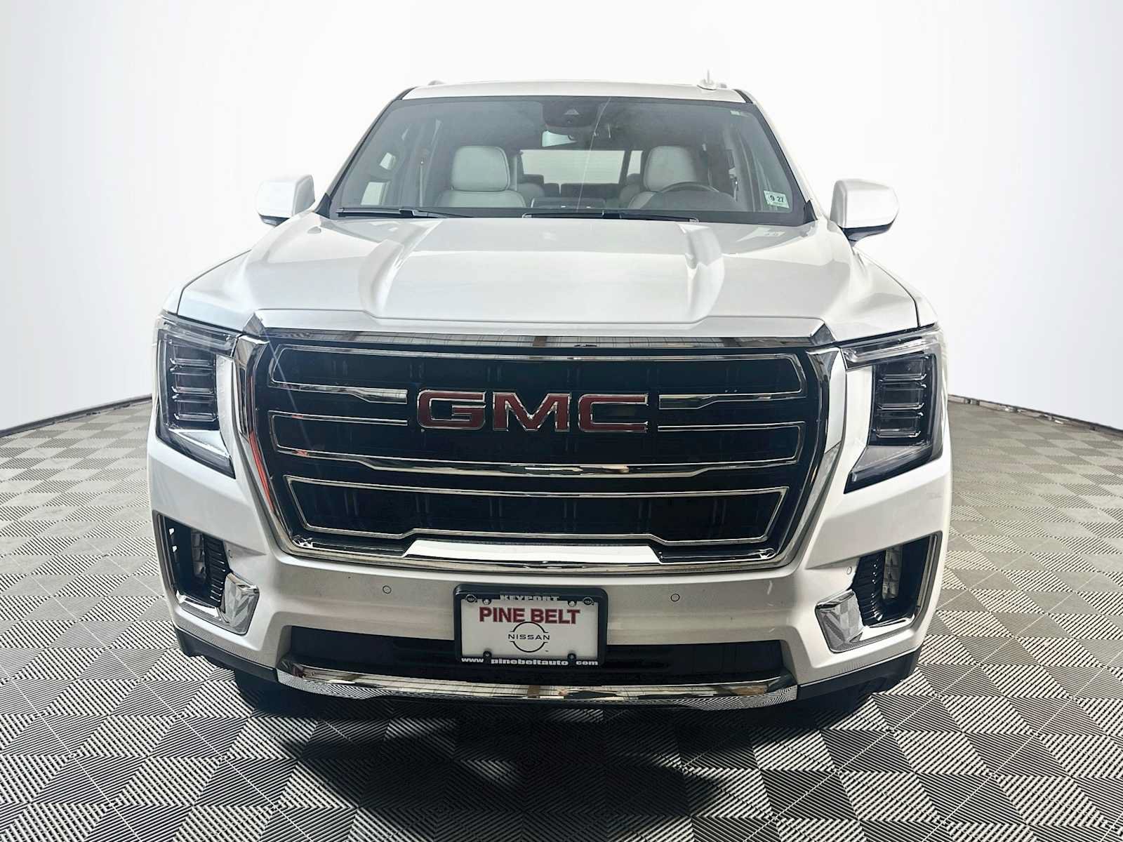 Used 2023 GMC Yukon SLT AWD/4WD image 2