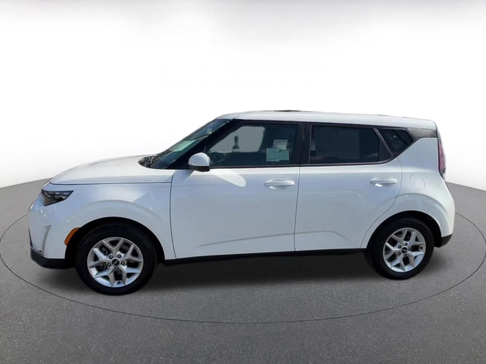 Used 2025 Kia Soul LX w/ LX Technology Package FWD image 9
