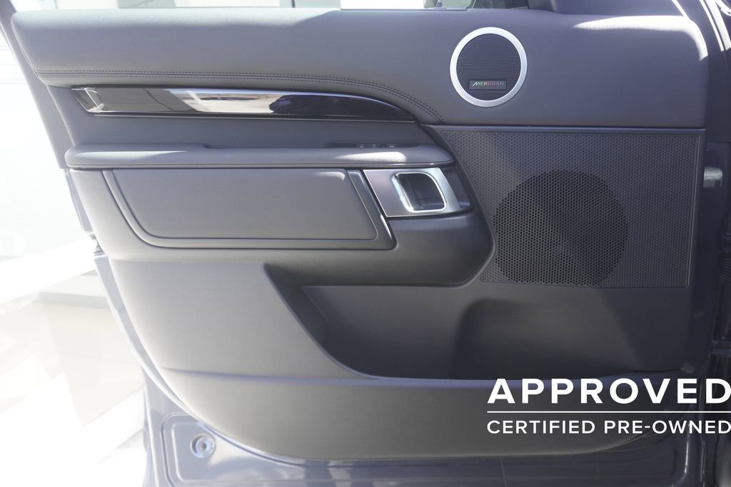 Used 2025 Land Rover Discovery S image 17