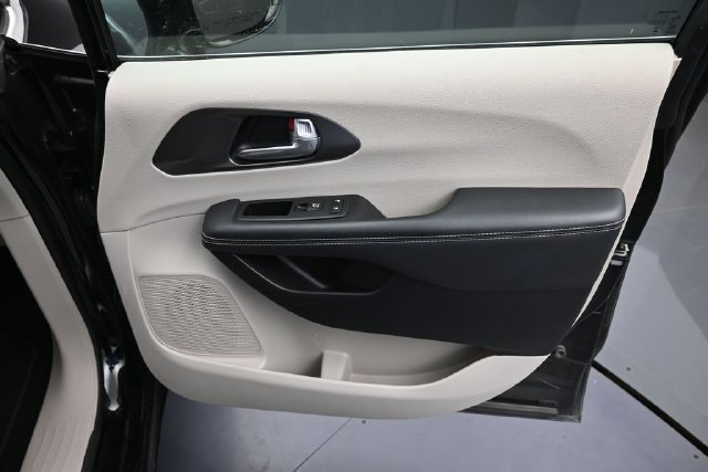 Used 2024 Chrysler Pacifica Touring-L FWD image 25