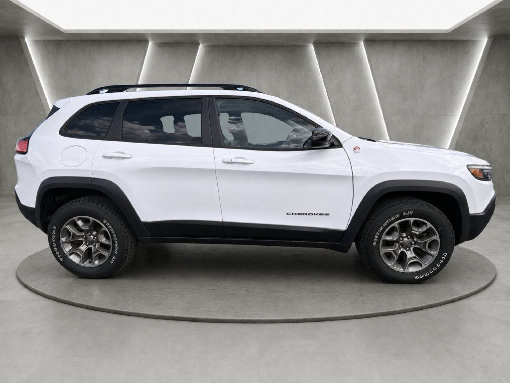 Used 2022 Jeep Cherokee Trailhawk w/ Comfort/Convenience Group AWD/4WD image 2