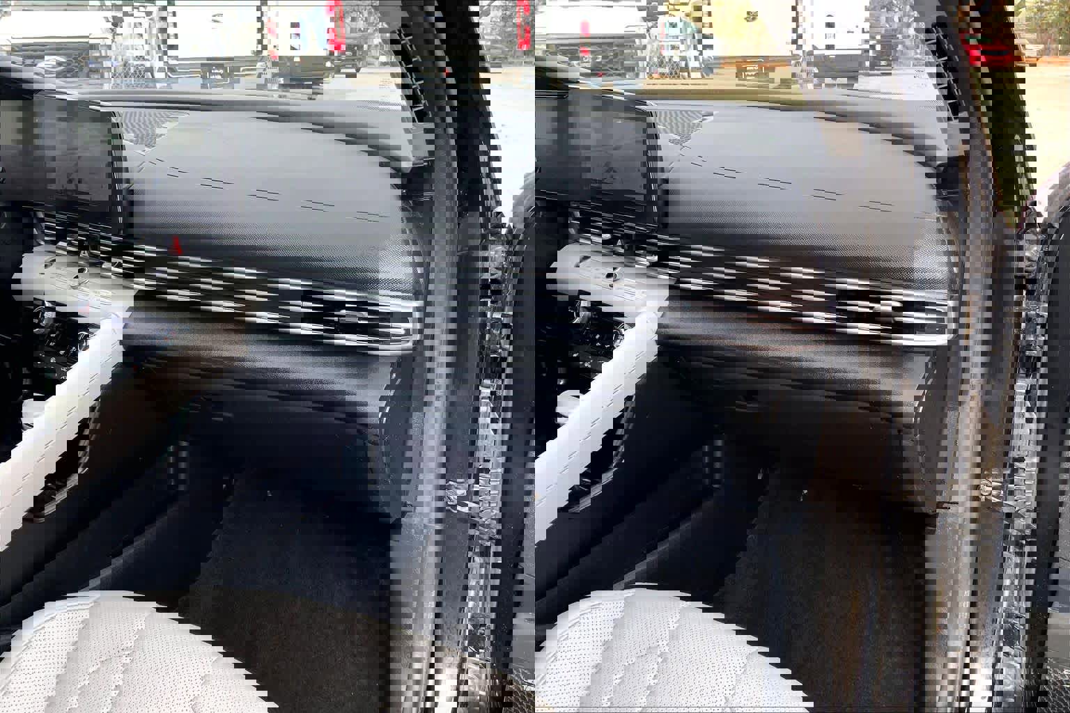 Used 2024 Hyundai Elantra Limited image 18