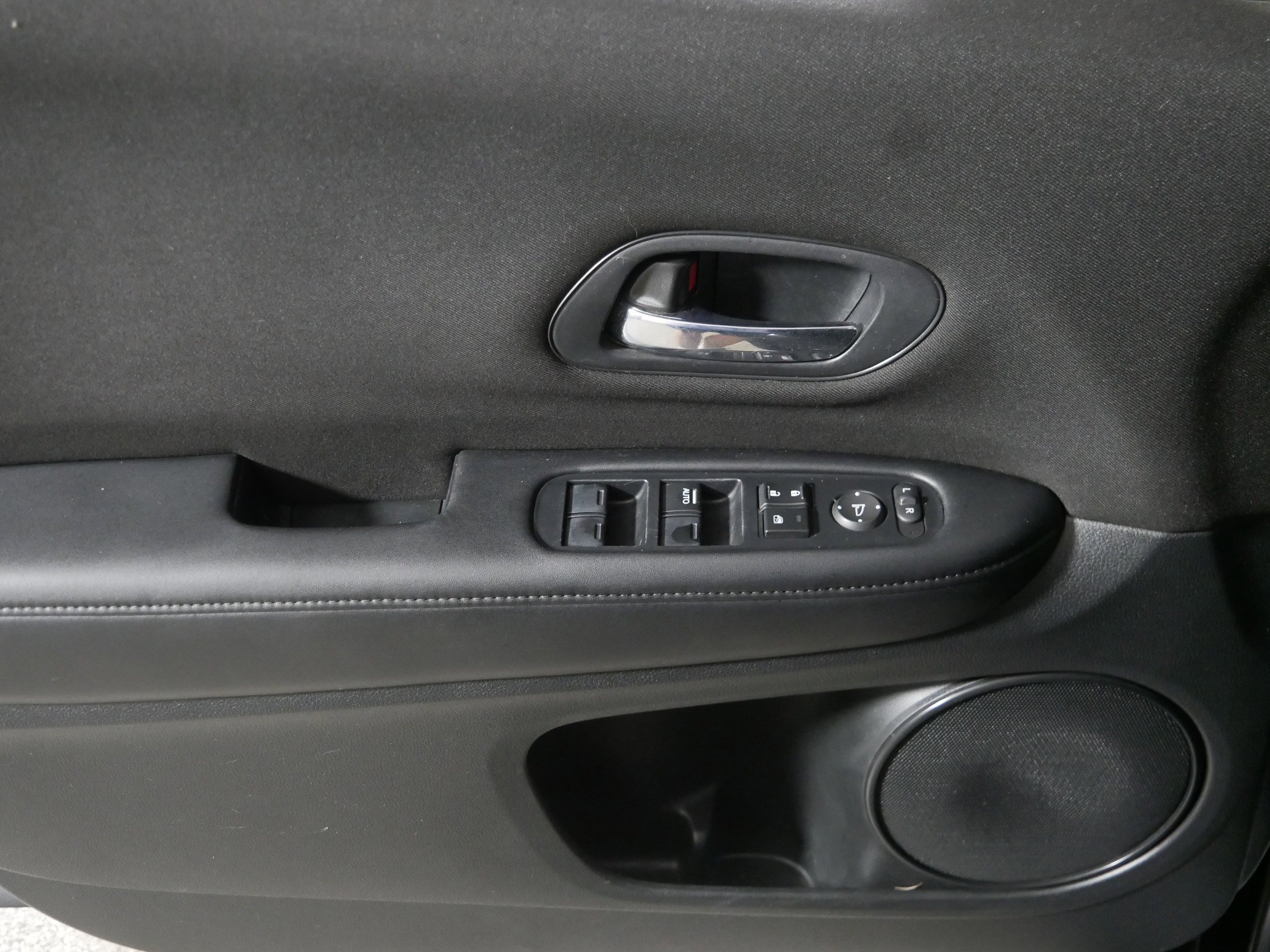 Used 2016 Honda HR-V LX image 19