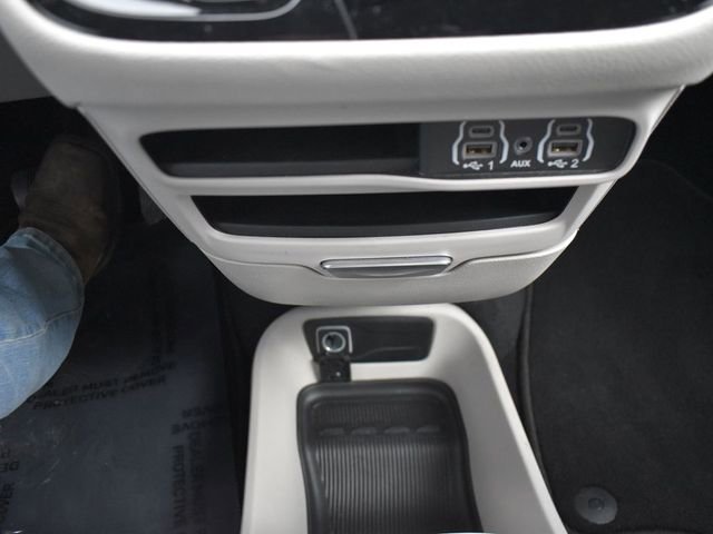 Used 2024 Chrysler Pacifica Select image 38