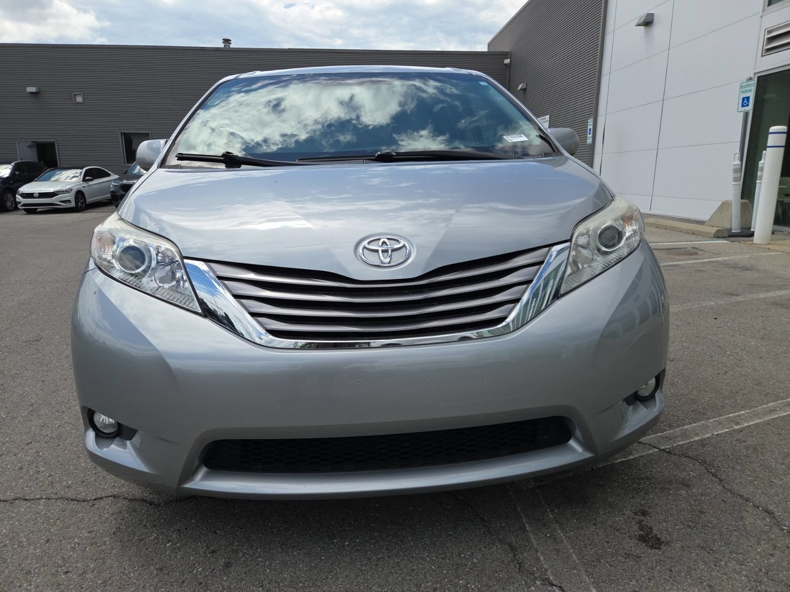 Used 2017 Toyota Sienna XLE FWD image 4