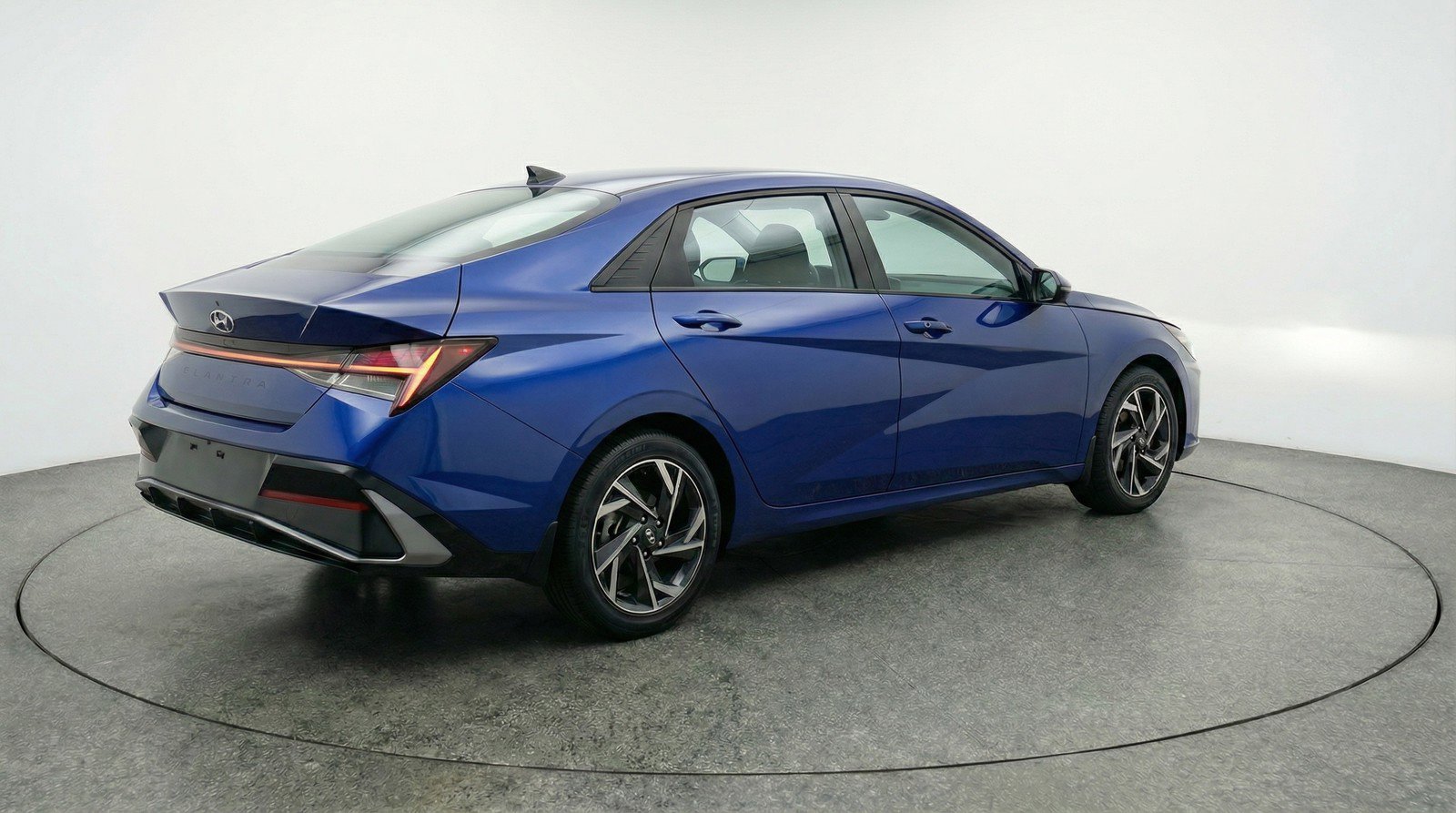 Used 2025 Hyundai Elantra SEL FWD image 9