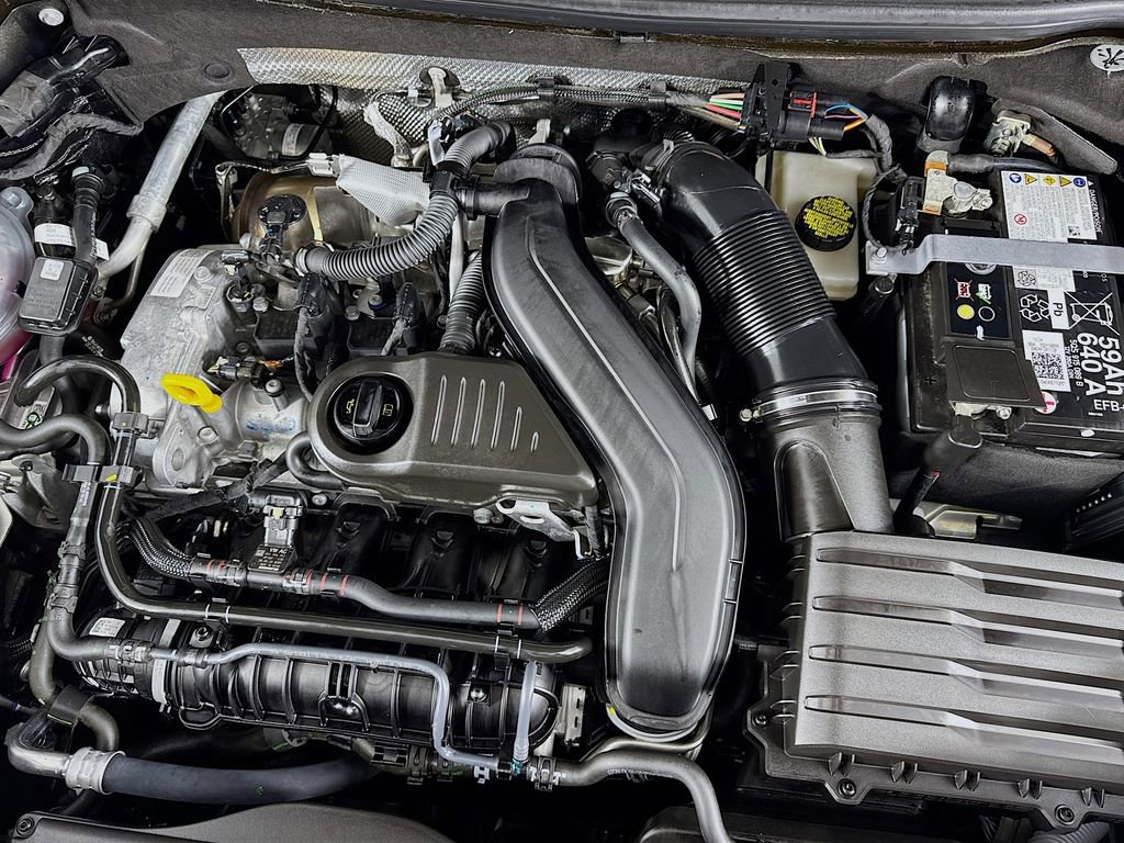 Used 2025 Volkswagen Taos SE image 39