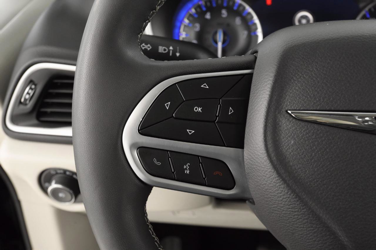 Used 2023 Chrysler Pacifica Touring-L image 15