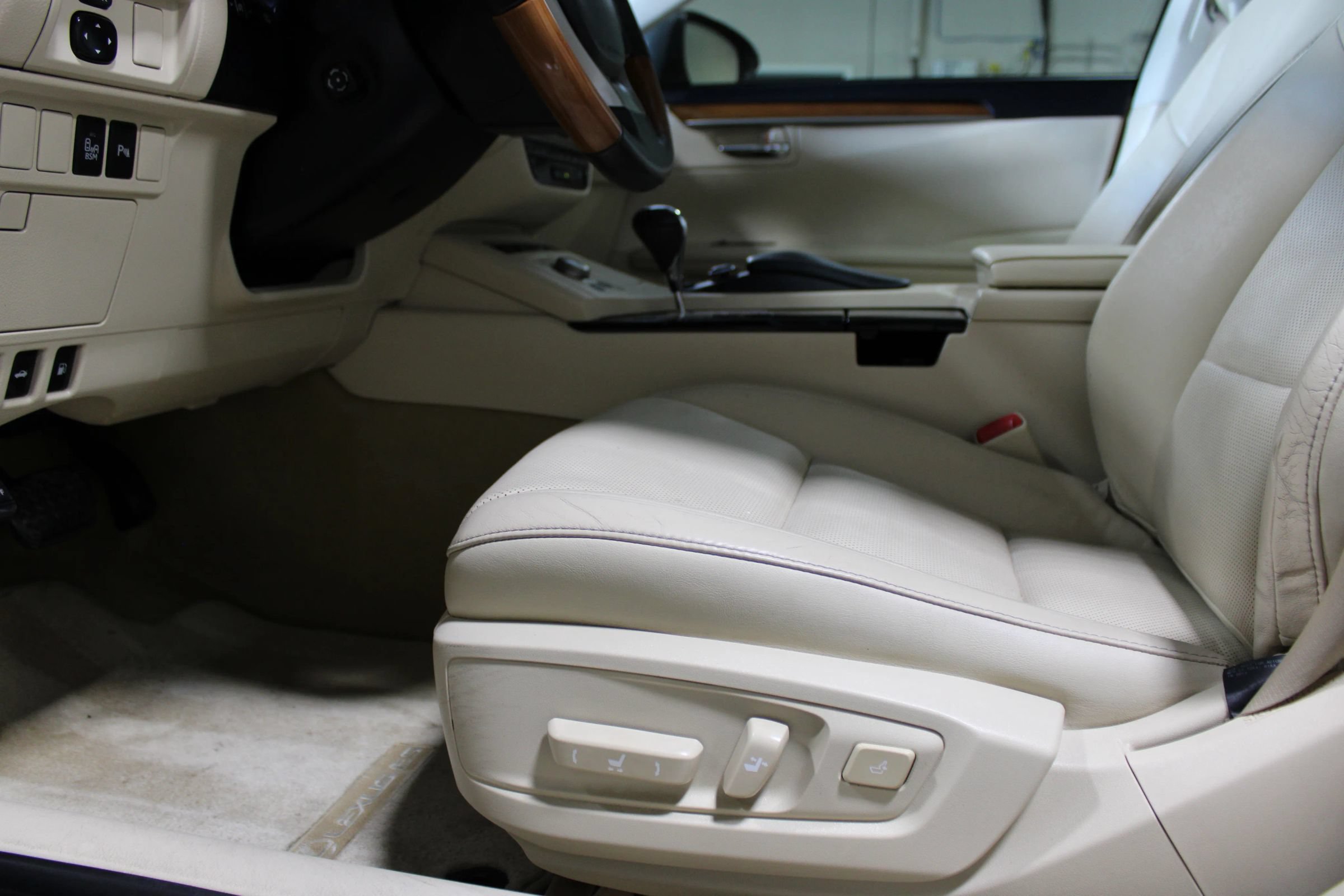 Used 2013 Lexus ES 300h w/ Luxury Pkg FWD image 28