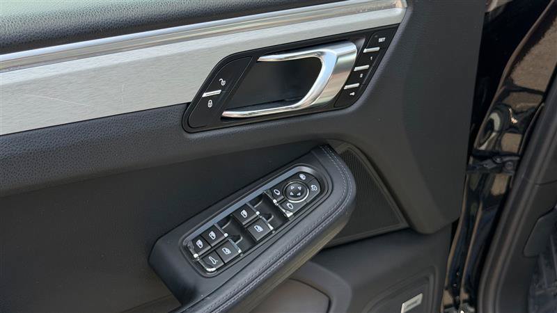 Used 2018 Porsche Macan Turbo AWD/4WD image 22