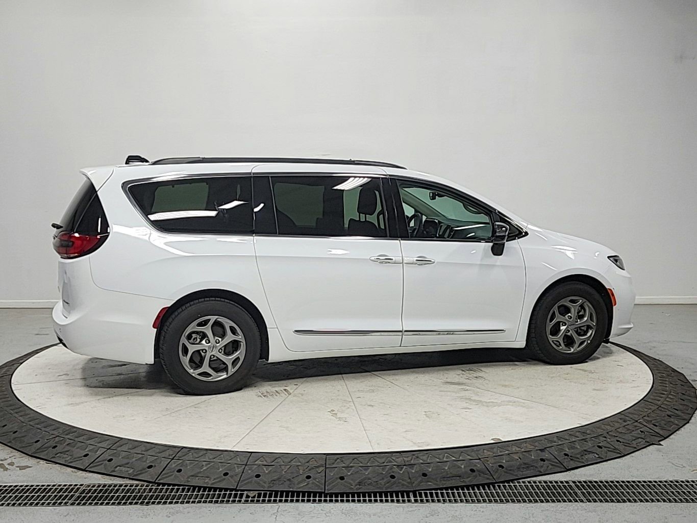 Used 2023 Chrysler Pacifica Limited image 8