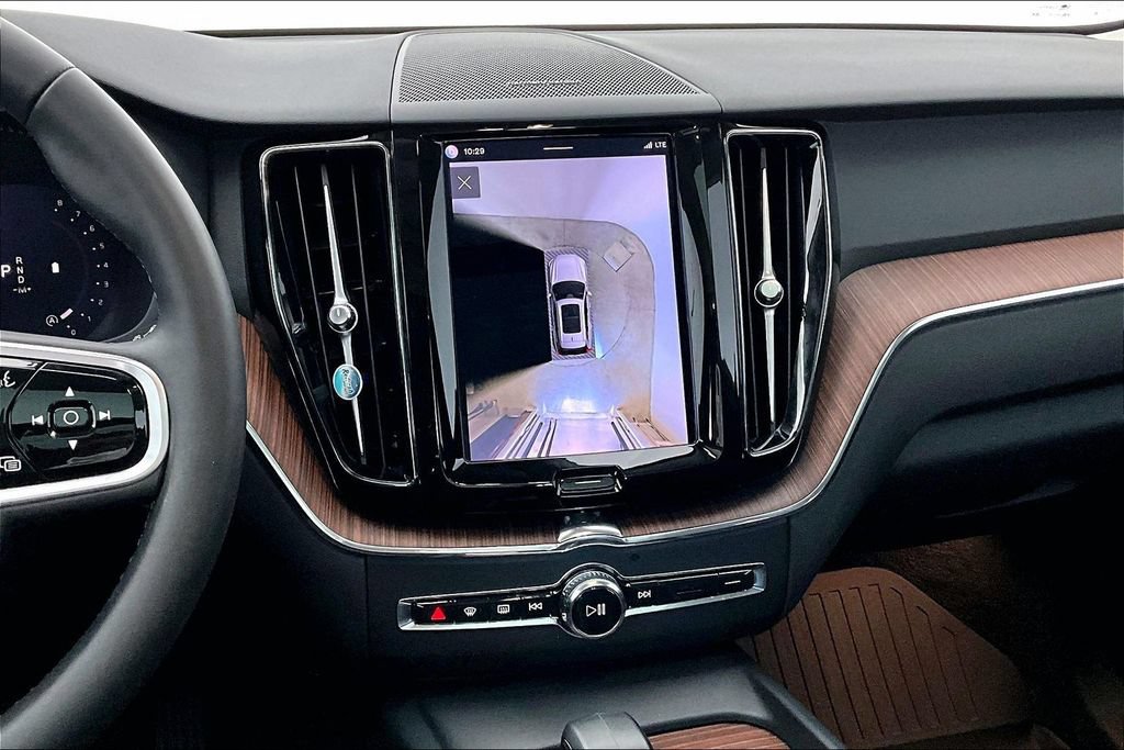 Certified 2023 Volvo XC60 B5 Plus AWD/4WD image 7