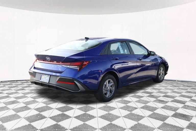 New 2025 Hyundai Elantra SE image 31