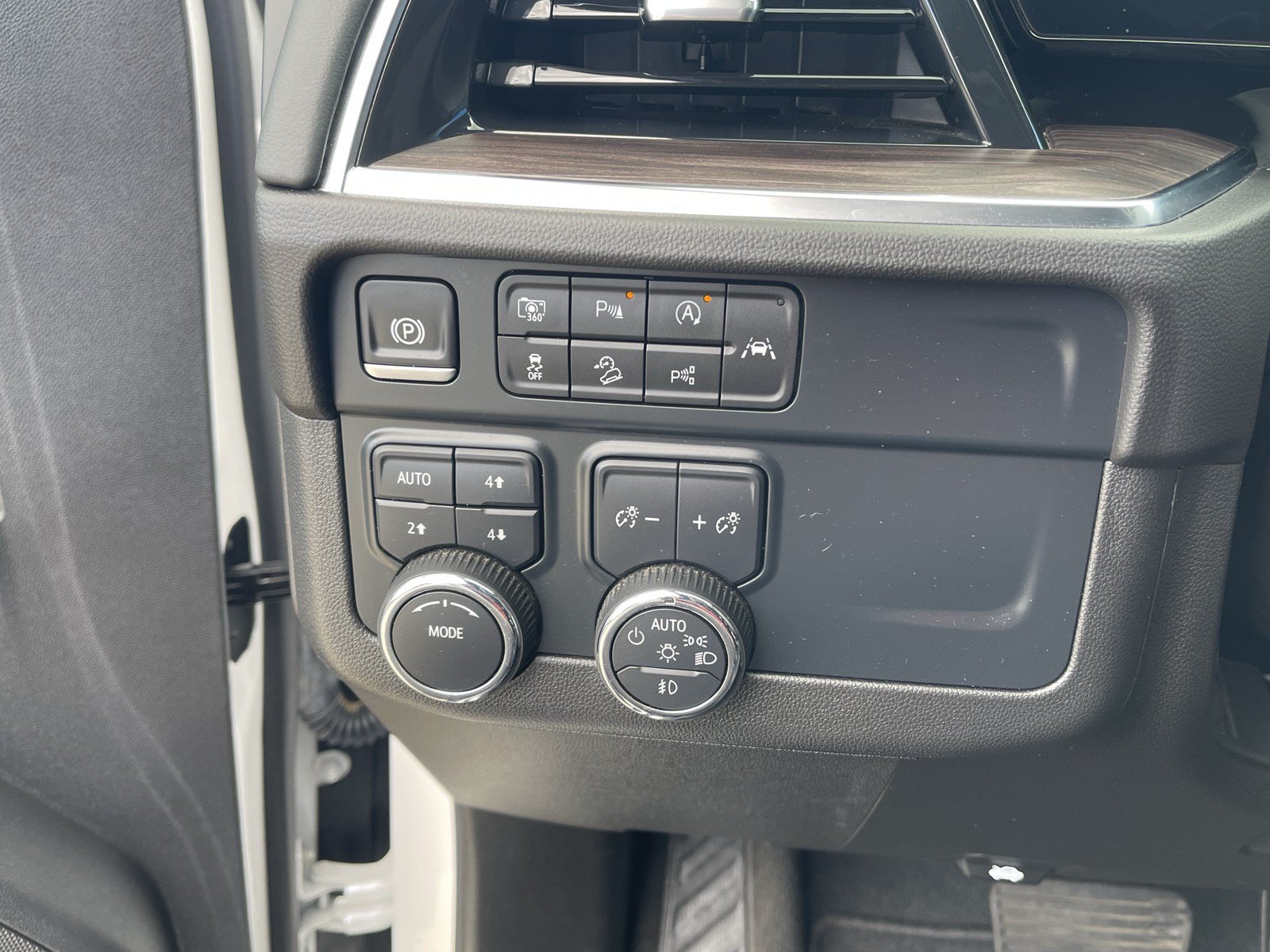 Used 2025 Chevrolet Suburban Z71 AWD/4WD image 24