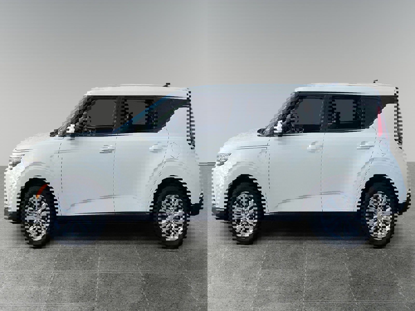 Used 2025 Kia Soul LX FWD image 2