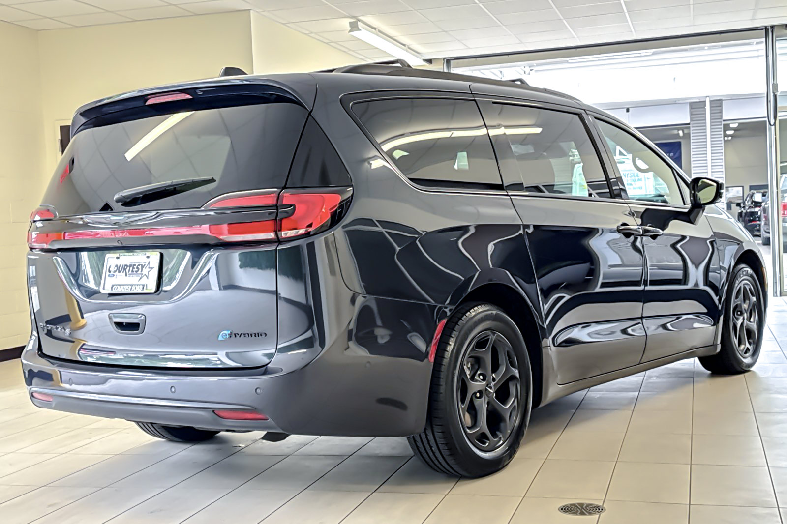 Used 2021 Chrysler Pacifica Touring-L w/ Uconnect Theater Family Group FWD image 4