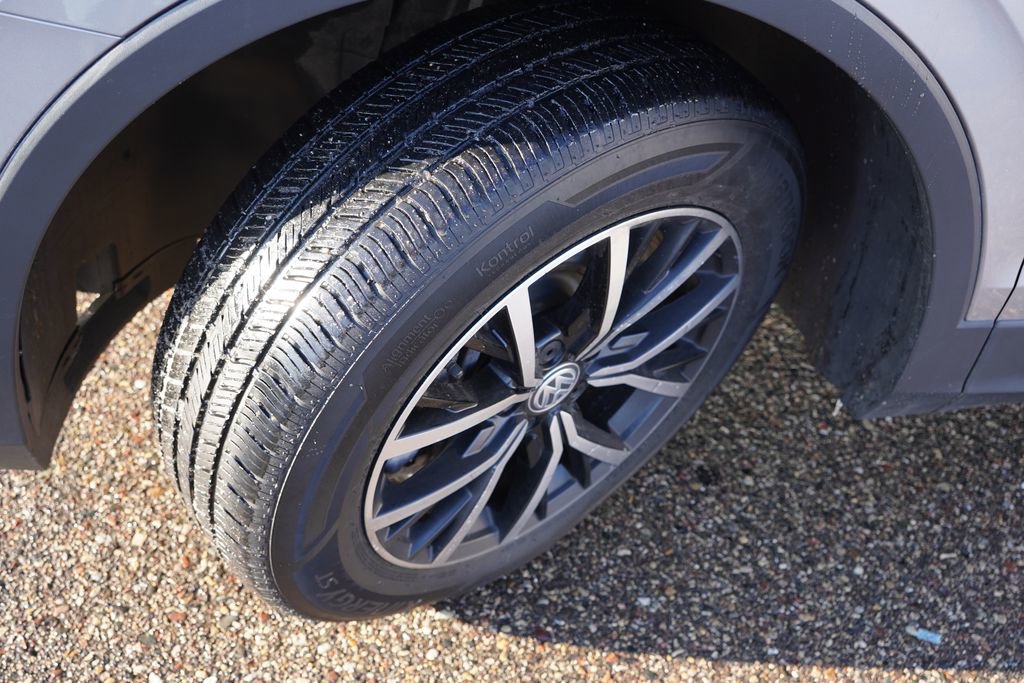 Used 2021 Volkswagen Tiguan SE w/ Panoramic Sunroof Package image 13