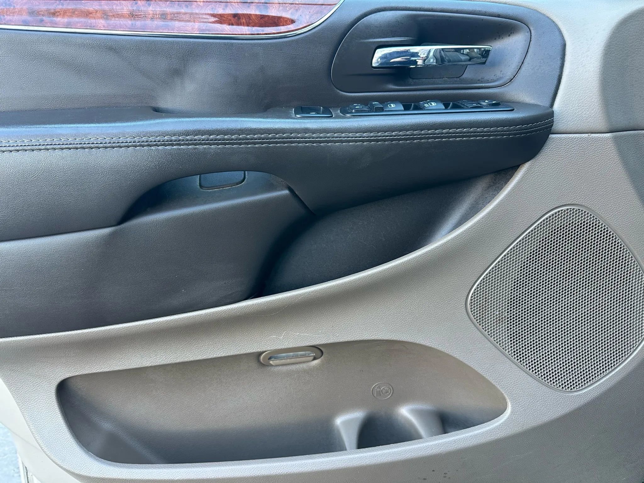 Used 2016 Chrysler Town & Country Touring FWD image 9