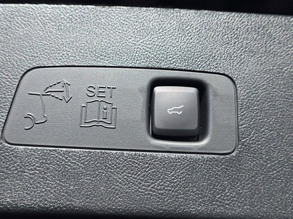 New 2025 Lincoln Corsair Reserve w/ Equipment Group 202A image 12