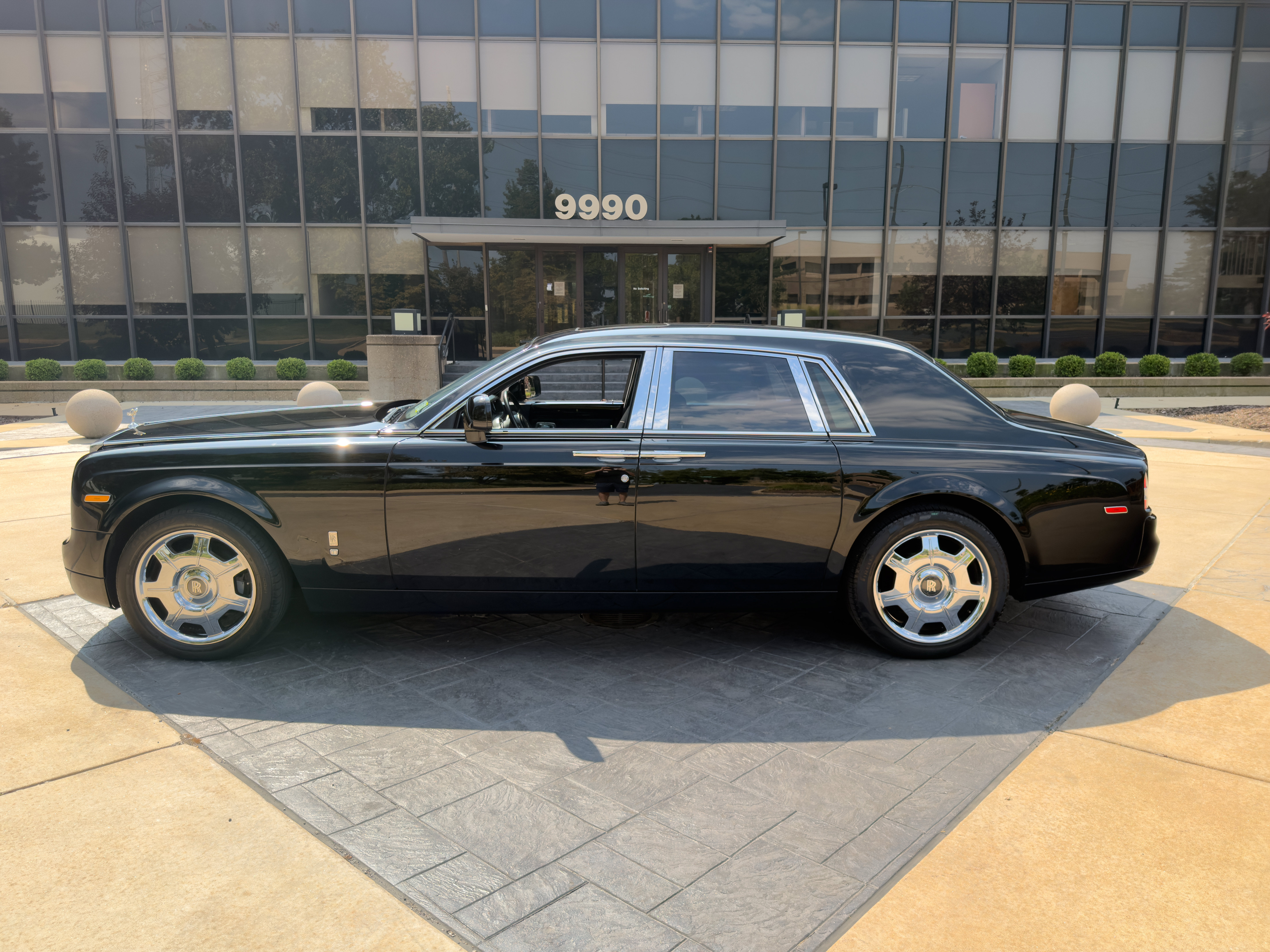 Used 2010 Rolls-Royce Phantom Sedan RWD image 3