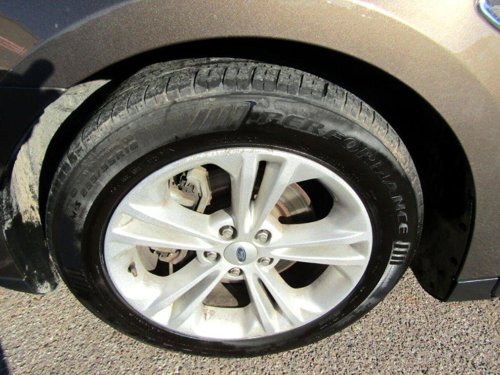 Used 2016 Ford Taurus SE FWD image 6