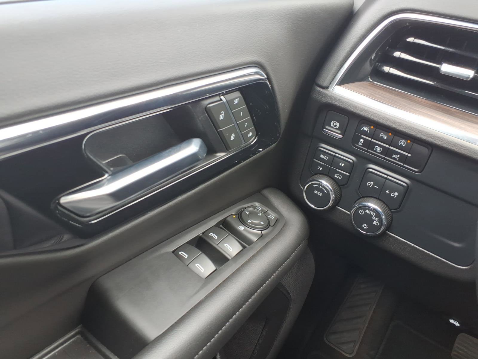 Used 2025 Chevrolet Tahoe LT AWD/4WD image 19