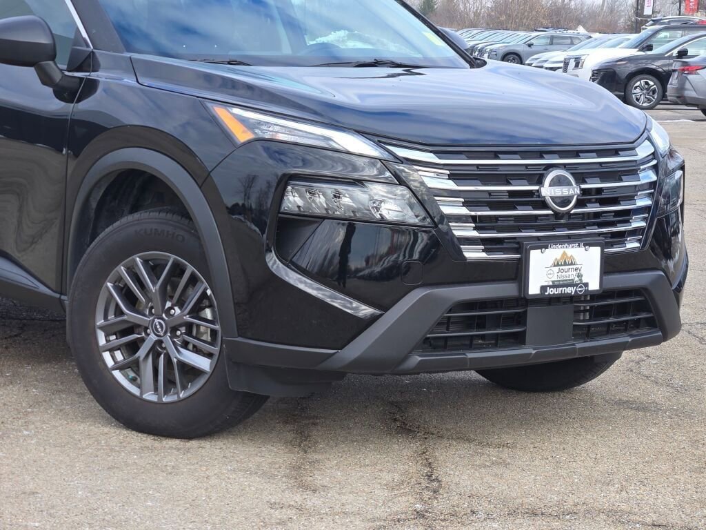 Used 2025 Nissan Rogue S image 2