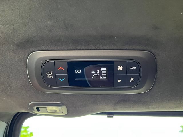 Used 2025 Chrysler Pacifica Pinnacle w/ Trailer Tow Group AWD/4WD image 41