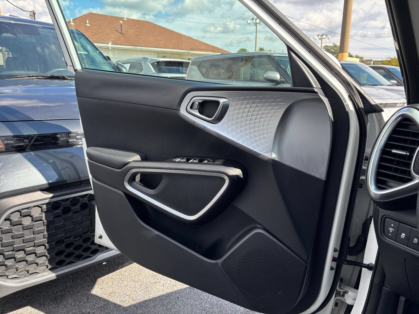 Used 2025 Kia Soul LX w/ LX Technology Package FWD image 18