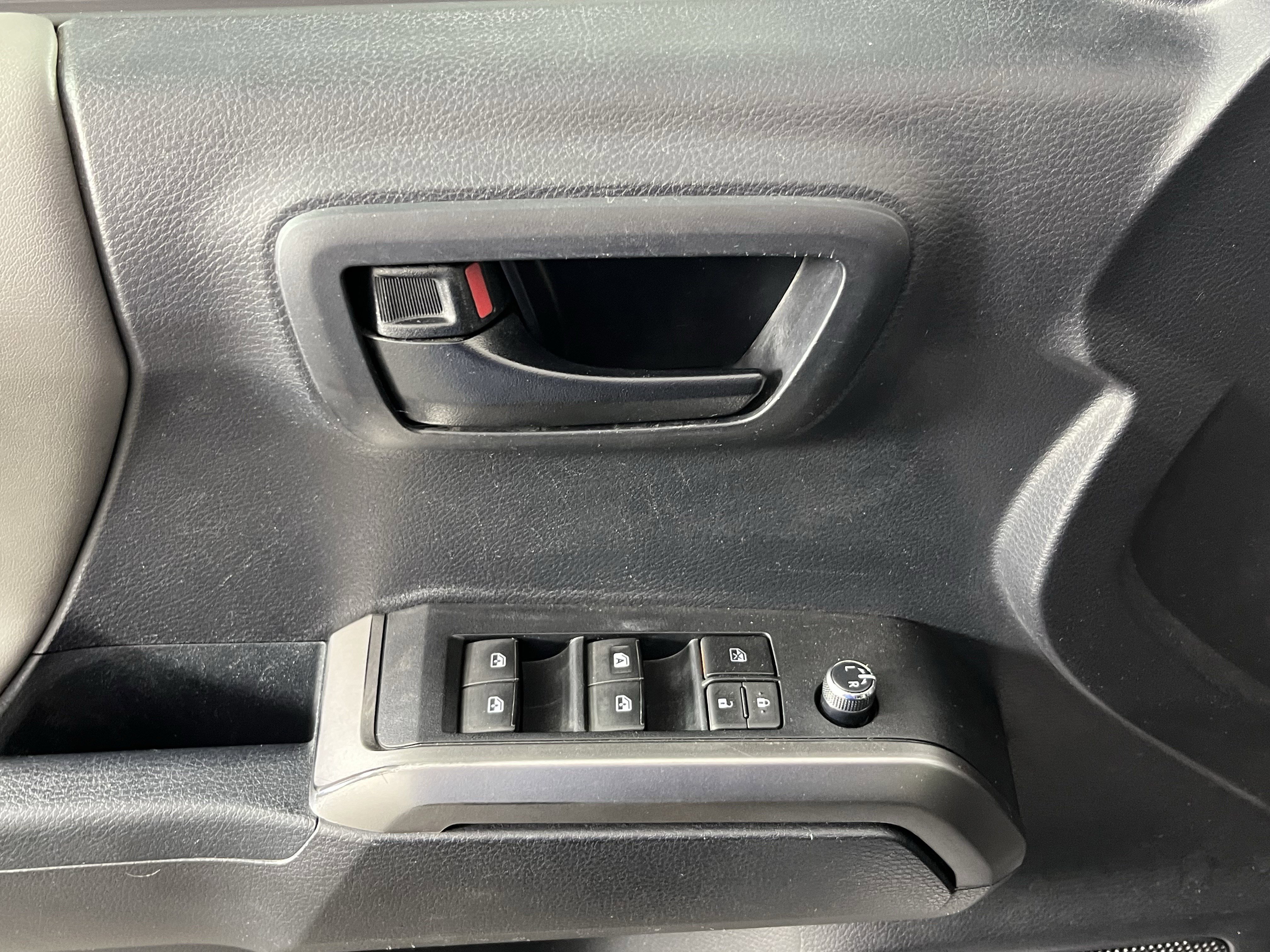 Used 2018 Toyota Tacoma SR5 image 17