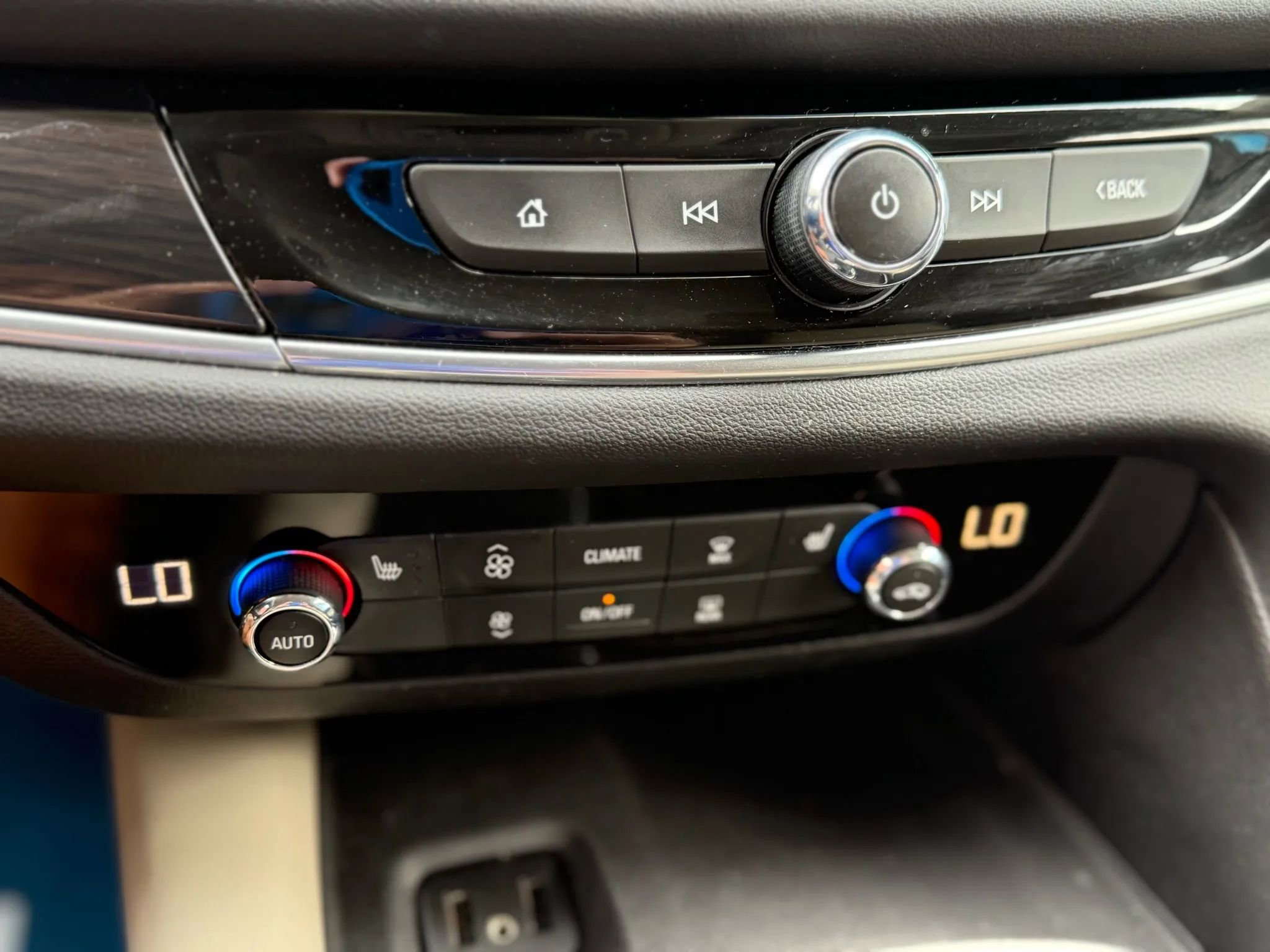 Used 2019 Buick Enclave Essence image 32